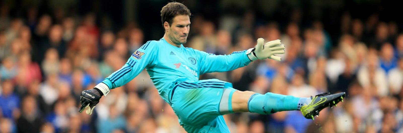 Everton line-up £8m raid on Chelsea’s shot stopper as Tim Howard’s replacement