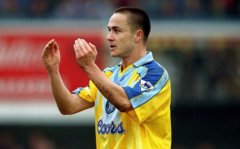 9/3/1997 FA CUP 5th ROUND. Portsmouth v Chelsea. Dennis Wise gestures to his team-mates. Photo: Mark Leech / Offside