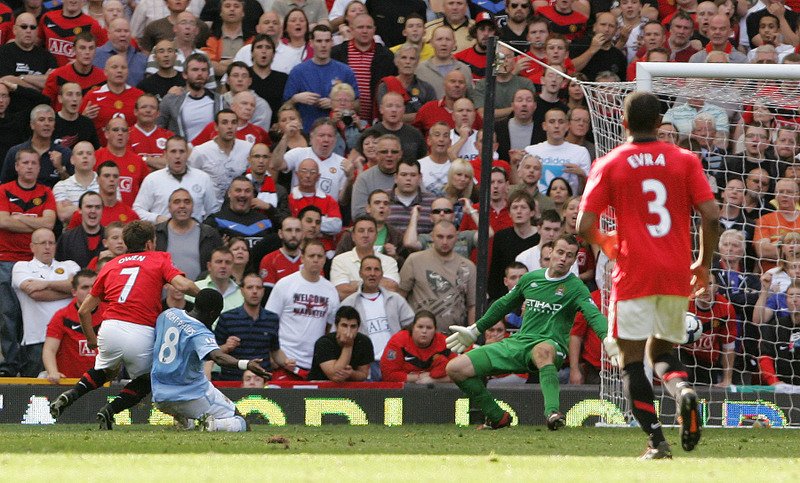 20/09/2009 FA Premiership Football - Manchester United v Manchester City. Manchester Utd's Michael Owen scores the winning goal past Manchester City goalkeeper Shay Given in injury time. Photo: Matt Roberts/Offside
