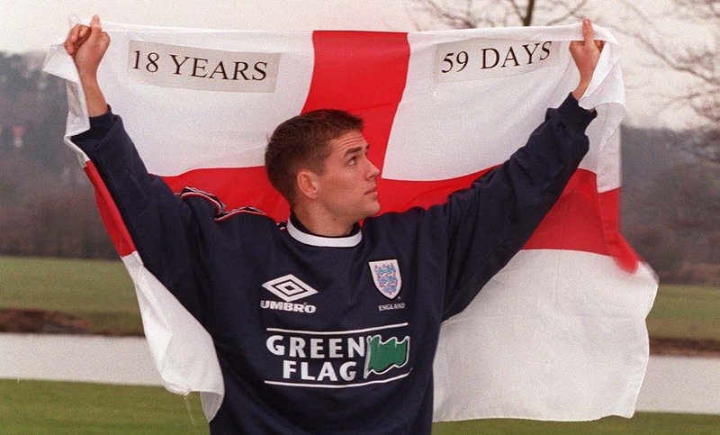 9/2/98 ENGLAND FOOTBALL TRAINING.  MICHAEL OWEN HOLDS A GEORGE CROSS WITH HIS AGE ON WEDNESDAY, THE DAY OF HIS POSSIBLE ENGLAND DEBUT.