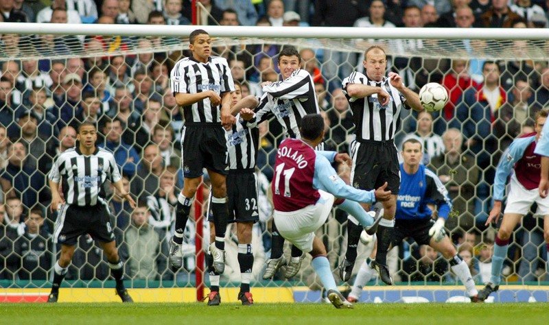 18/4/2004 - Aston Villa v Newcastle United - FA Barclaycard Premier League Aston Villa's former Newcastle player Nolberto Solano fires a free kick at (L to R) Jermain Jenas, Laurent Robert, Gary Speed and Alan Shearer in the Newcastle United wall Photo: Jed Leicester/Offside Sports Photography