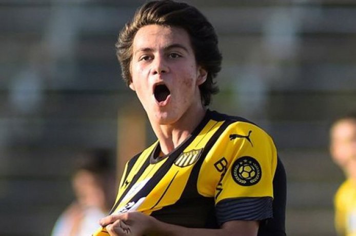 Manchester United close in on deal for Penarol teenager Facundo Pellistri